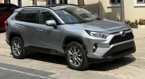 Toyota RAV4 XLE 2021 Gray