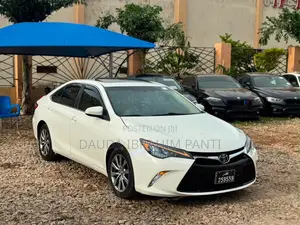 Toyota Camry XLE V6 4dr Sedan (3.6L 6cyl 6A) 2016 White