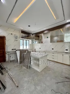 3bdrm Apartment in Lekki Phase 1 for rent