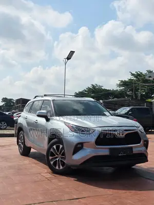 Toyota Highlander XLE 2022 Silver