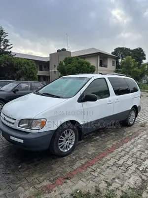 Toyota Sienna LE & 1 hatch 2000 White