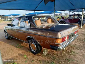 Mercedes-Benz 200E 1993 Gold