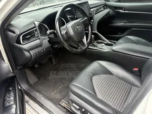 Toyota Camry SE (2.5L 4cyl 8A) 2019 White