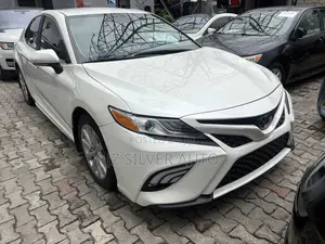 Toyota Camry SE (2.5L 4cyl 8A) 2019 White