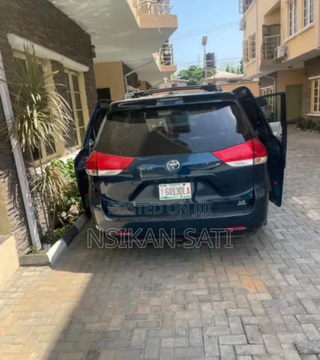 Toyota Highlander 2011 Blue