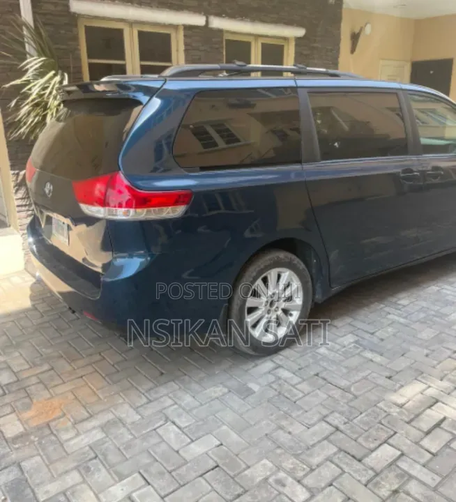 Toyota Highlander 2011 Blue