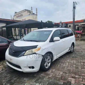 Toyota Sienna 2010 White