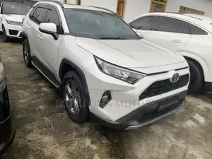 Toyota RAV4 XLE Premium 2022 White
