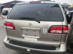 Toyota Sienna LE 2002 Gold