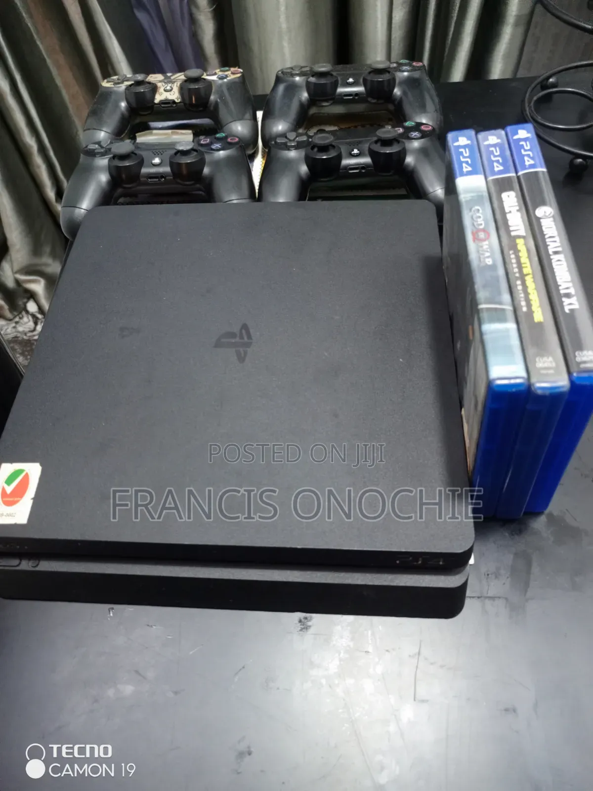 Playstation 4 Slim With 4 Controllers
