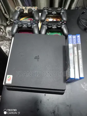 Playstation 4 Slim With 4 Controllers