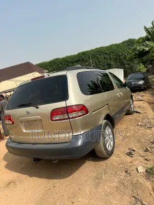 Toyota Sienna LE 2003 Gold