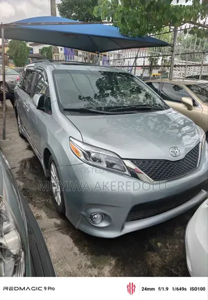 Toyota Sienna 2016 Blue