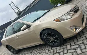 Toyota Camry LE 4dr Sedan (2.5L 4cyl 6A) 2013 Gold
