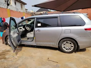 Toyota HiAce 2013 Silver