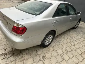 Toyota Camry LE 4dr Sedan (2.4L 4cyl 5A) 2005 Silver