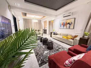 Luxury 2 Bedroom Apartment With Pool Gym and Elevator