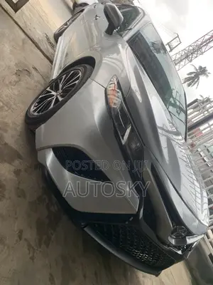 Toyota Camry SE FWD (2.5L 4cyl 8AM) 2018 Silver