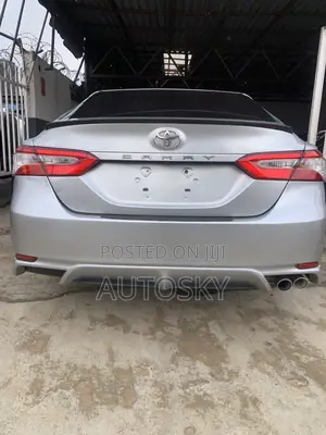 Toyota Camry SE FWD (2.5L 4cyl 8AM) 2018 Silver
