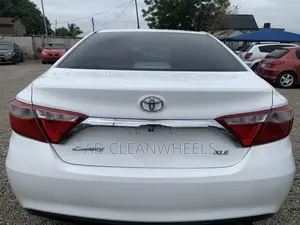 Toyota Camry XLE 4dr Sedan (2.5L 4cyl 6A) 2016 White