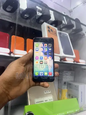 Apple iPhone SE (2020) 64 GB Black