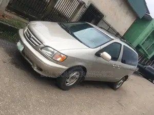 Toyota Sienna 2002 Gold