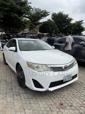 Toyota Camry SE 4dr Sedan (2.5L 4cyl 6A) 2013 White