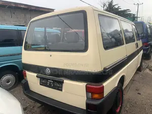 Volkswagen Transporter 2005 Yellow
