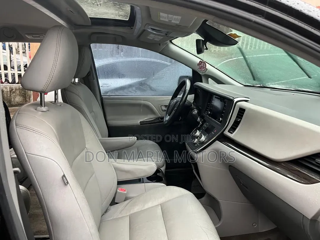 Toyota Sienna 2018 Black