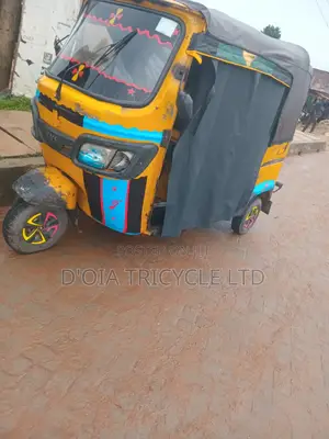 TVS Apache 160 4V 2023 Yellow