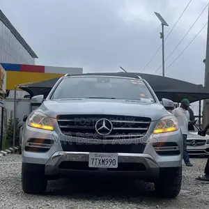 Mercedes-Benz M Class ML350 4dr SUV (3.5L 6cyl 7A) 2014 Blue