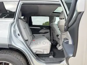 Toyota Highlander XLE 4x2 V6 (3.5L 6cyl 8A) 2018 Silver