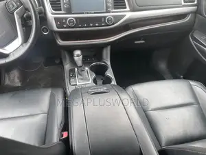 Toyota Highlander XLE V6 4x2 (3.5L 6cyl 6A) 2016 Gray