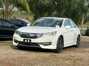 Honda Accord Touring 4dr Sedan FWD (3.5L 6cyl 6A) 2016 White