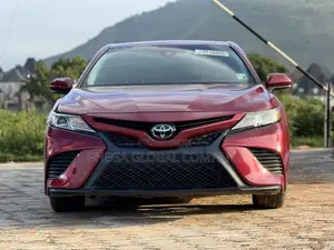 Toyota Camry SE FWD (2.5L 4cyl 8AM) 2018 Red