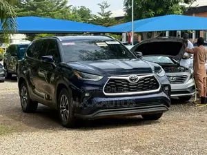 Toyota Highlander XLE 2021 Blue