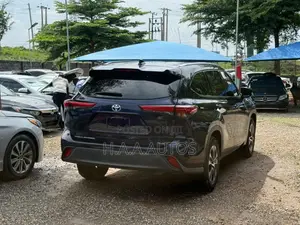 Toyota Highlander XLE 2021 Blue