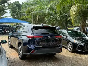 Toyota Highlander XLE 2021 Blue