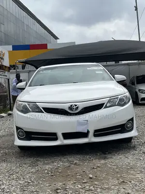 Toyota Camry SE 4dr Sedan (2.5L 4cyl 6A) 2013 White