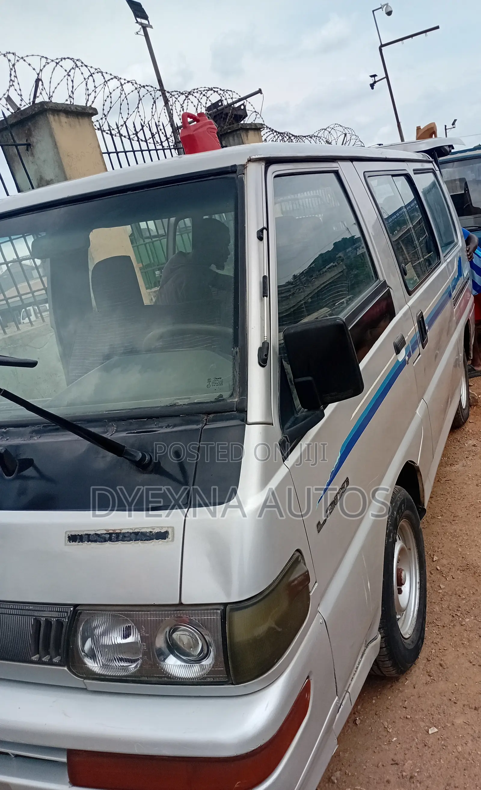 Mitsubishi L300 1997 White