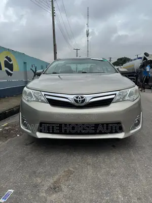 Toyota Camry SE 4dr Sedan (2.5L 4cyl 6A) 2013 Gold