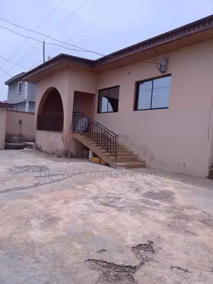 6bdrm Bungalow in Peace Land Estate, Ikorodu Garage for sale