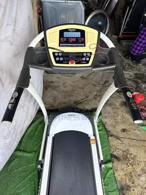 Reebok 3.5hp Treadmill With Auto Incline and Mp3 Player