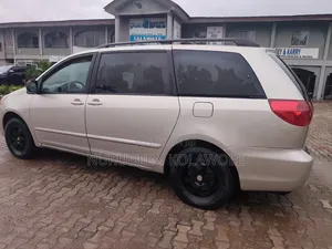 Toyota Sienna LE FWD 2006 Gold