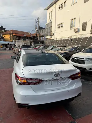 Toyota Camry XLE V6 (3.5L V6 8A) 2019 White