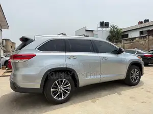 Toyota Highlander XLE 4x2 V6 (3.5L 6cyl 8A) 2018 Silver