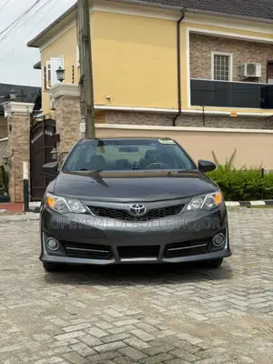 Toyota Camry SE 4dr Sedan (2.5L 4cyl 6A) 2014 Gray