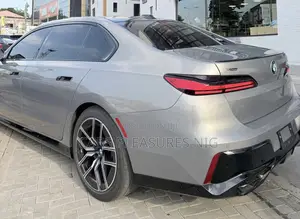 BMW 760 2023 Gold