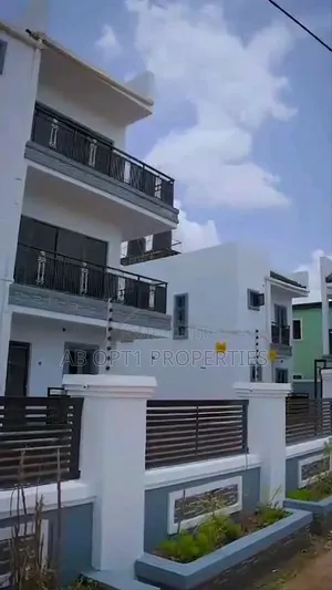 4bdrm Duplex in Ekenhuan Road, Benin City for sale
