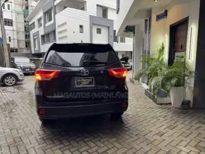 Toyota Highlander SE 4x2 V6 (3.5L 6cyl 8A) 2017 Black